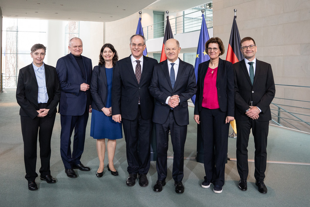 Die EFI Kommission hat ihr Jahresgutachten 2025 an Bundeskanzler Olaf Scholz überreicht. Von links: v.l. Friederike Welter, Christoph M. Schmidt, Carolin Häussler, Uwe Cantner, Olaf Scholz, Irene Bertschek, Guido Bünstorf; Foto: Foto: Linda Köhler-Sandring