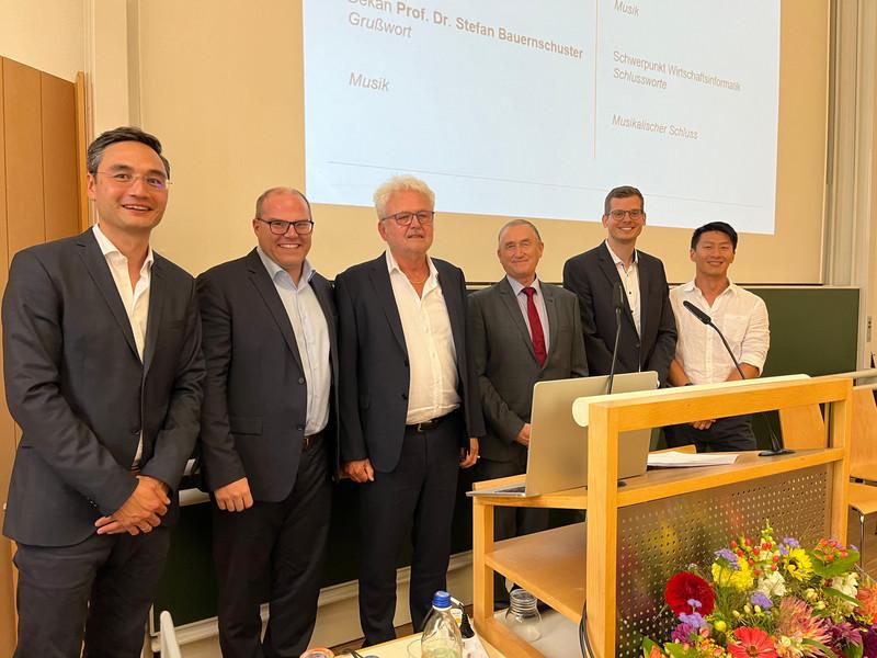 Die Passauer Wirtschaftsinformatik (v.l.n.r.): Prof. Dr. Thomas Widjaja, Prof. Dr. Jan Krämer, Prof. Dr. Peter Kleinschmidt, Prof. Dr. Franz Lehner, Prof. Dr. Ulrich Gnewuch, Prof. Dr. Jin Gerlach, Foto: Universität Passau