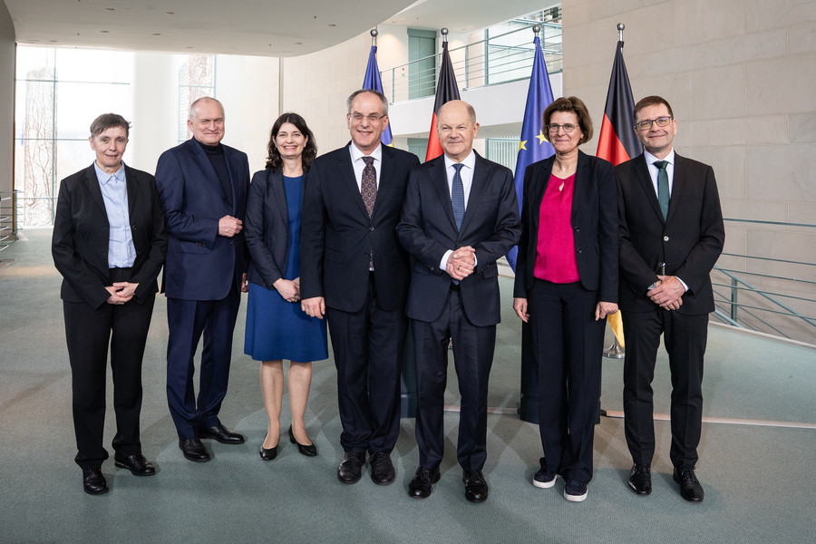 Die EFI hat ihr Jahresgutachten 2025 an den Bundeskanzler Olaf Scholz überreicht: (v. l.) Friederike Welter, Christoph M. Schmidt, Carolin Häussler, Uwe Cantner, Olaf Scholz, Irene Bertschek, Guido Bünstorf, Foto: Linda Köhler-Sandring